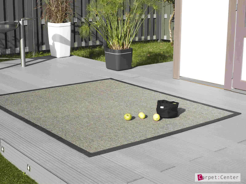 Dezenter Outdoorteppich auf einer Terrasse.