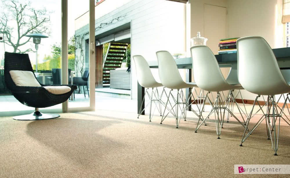 Beispiel für Synthetikauslegeware, ein Indoor-Outdoor-Teppichboden in einem Esszimmer, mit Übergang nach Draußen. Jetzt günstig kaufen im Carpet:Center.